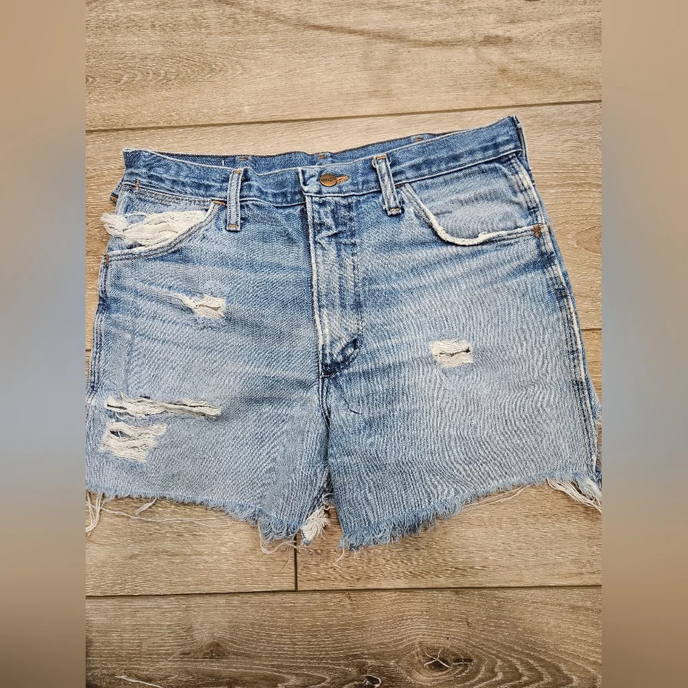 Wrangler distressed booty shorts 32
